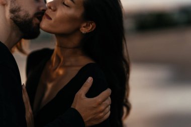 Body Language Signs He Likes You But Is Hiding It (6Important Body Language)